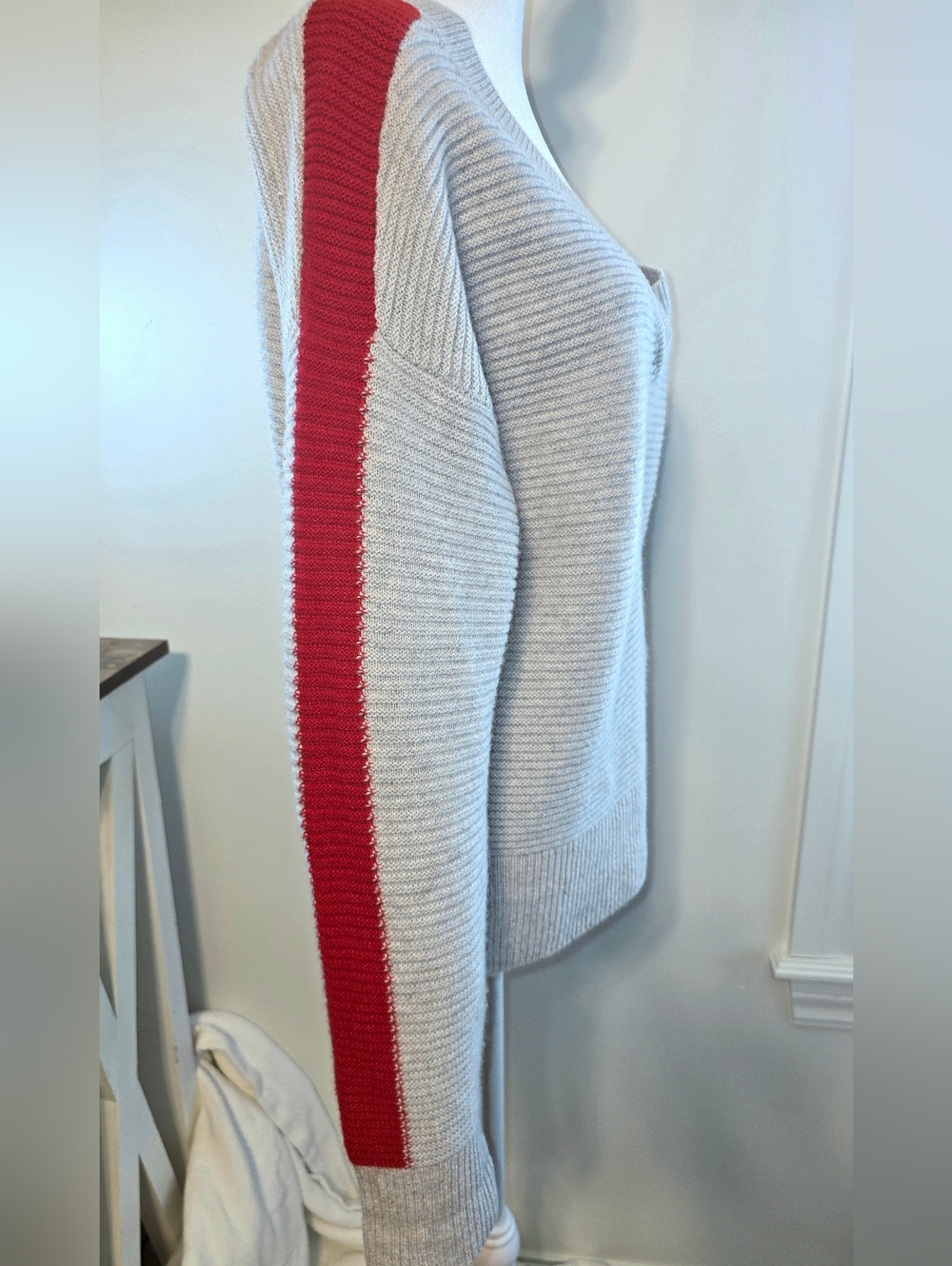 Banana Republic V-Neck Cashmere Sweater Women's Size Small - Picture 2 of 8